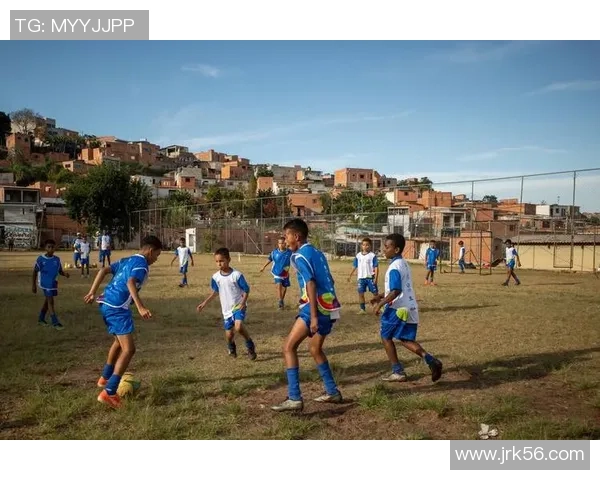 足球明星三字揭秘：他们背后的故事与成就让你重新认识这些绿茵场上的传奇人物