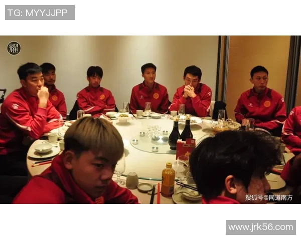 足球明星热情欢迎新伙伴展现团结与友谊的精神