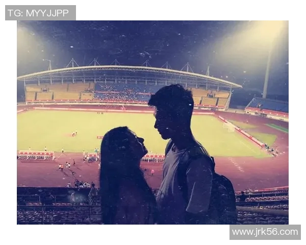 偶然相遇日本街头女生与足球明星的浪漫瞬间